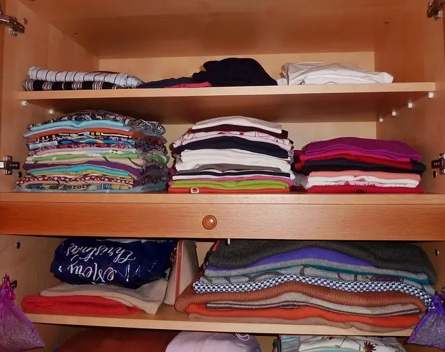 Les pièces incontournables pour une garde-robe moderne et stylée