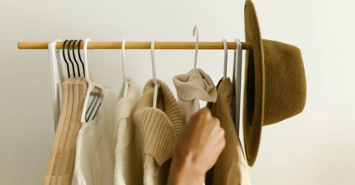 Comment associer les pièces basiques pour un style moderne