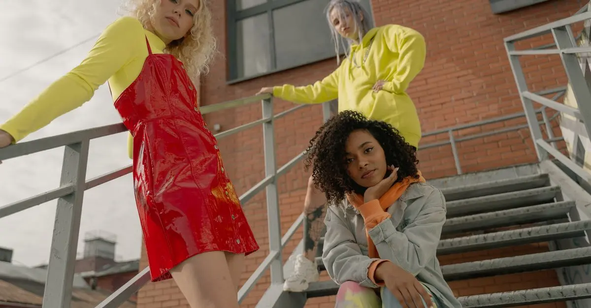 Les tendances mode incontournables à suivre cette saison