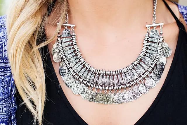 Comment créer un look estival avec des pièces mode actuelles